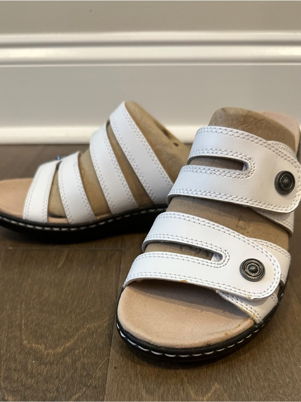 Clarks NWOB White Leather Strappy Slide Sandals with Tan Footbed & Black Outsole